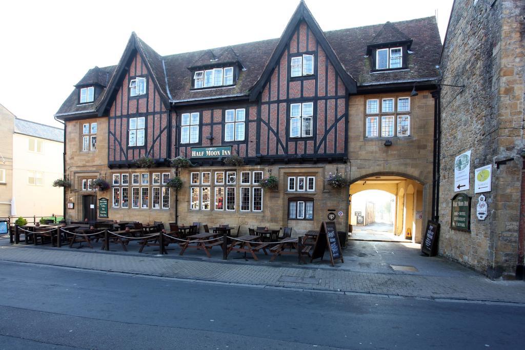 Half Moon, Sherborne By Marston'S Inns Buitenkant foto